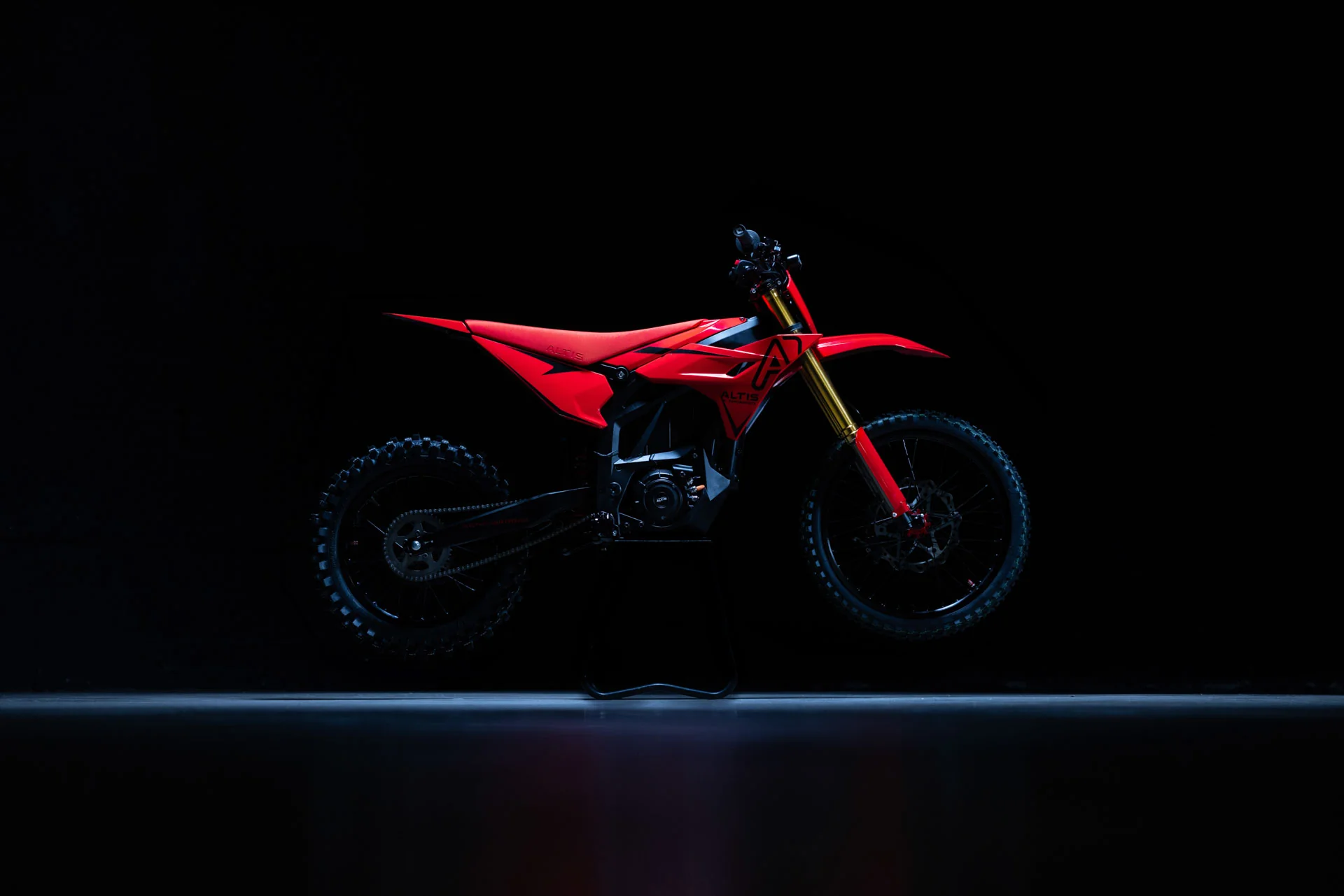 Altis Sigma Red