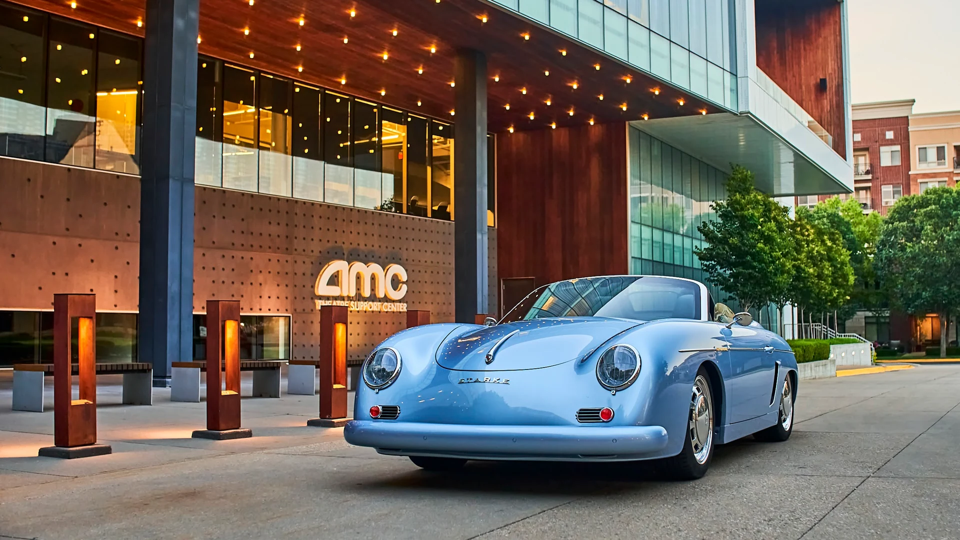 Blue Stärke Speedster in the city