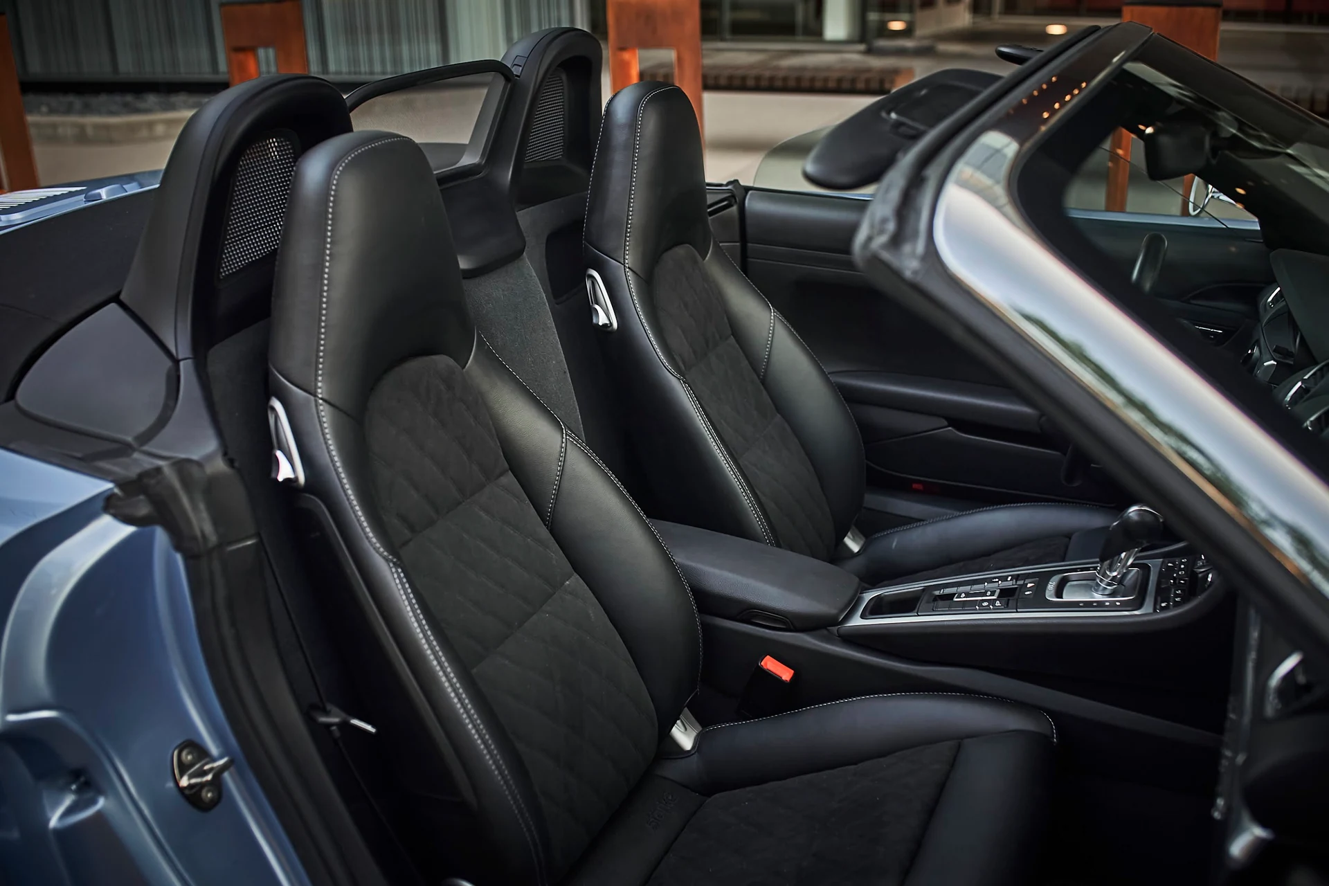 Black leather seats in the blue Speedster