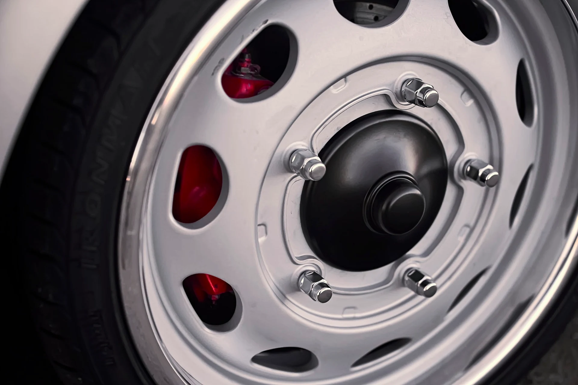 Silver Stärke Speedster steel-style wheel with red calipers