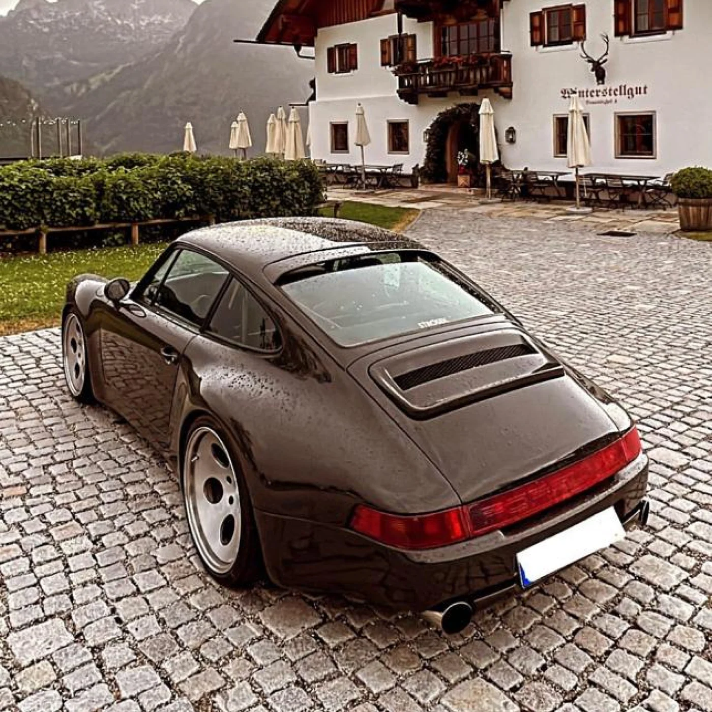 STROSEK MEGA30 in brown on cobblestones in front of an alpine inn
