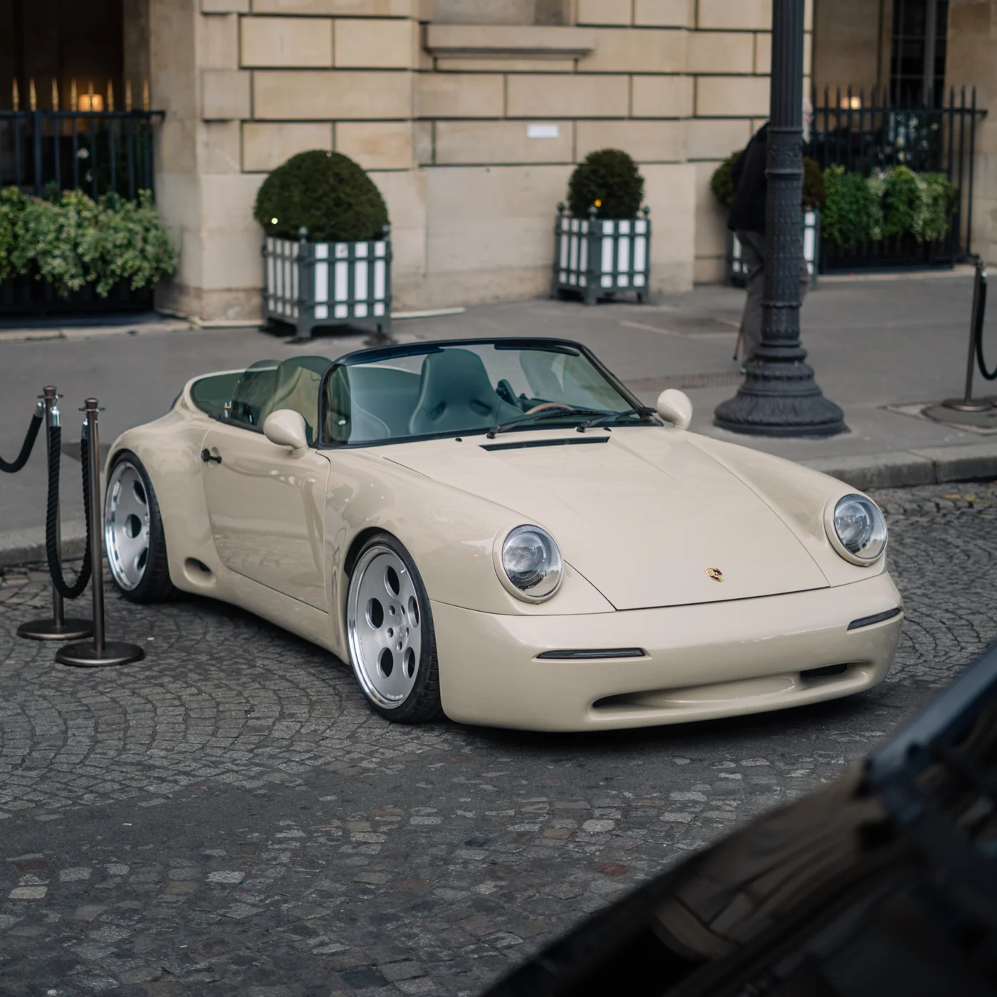 STROSEK Speedster in beige on a cobbled street